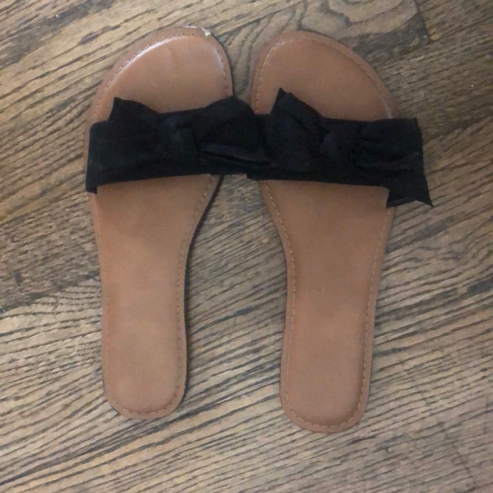 Black velvet bow slides